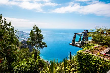 Aussichtsplattform an der Steilklippe Cabo Girão auf Madeira mit Blick auf den Atlantik, die Küstenlandschaft der Insel und die gläserne Skywalk-Plattform über den Felsen