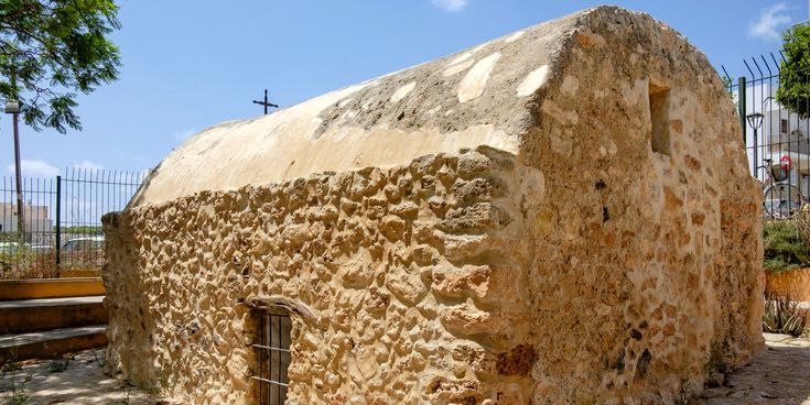 Steinerne Kapelle sa Tanca Vella auf Formentera, kleine historische Kirche mit gewölbtem Dach