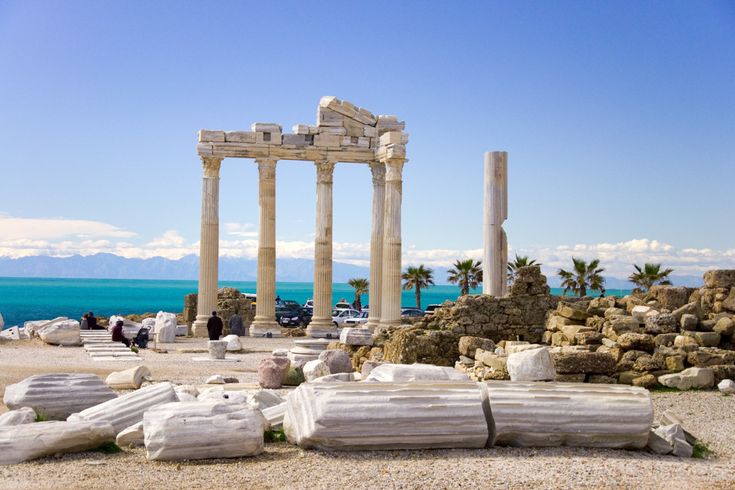 Antiker Apollon-Tempel in Side an der türkischen Riviera, mit imposanten Säulen direkt am Meer