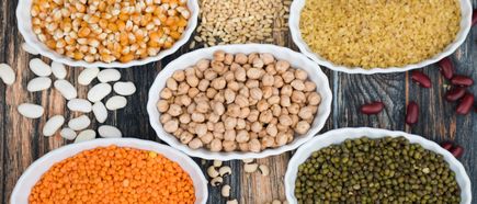 Verschiedene Hülsenfrüchte sind in fünf Schüsseln verteilt