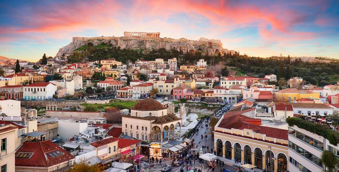 Blick auf die Akropolis von Athen mit dem Parthenon-Tempel bei Sonnenuntergang über der Stadt