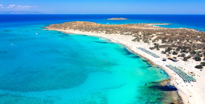 Strandabschnitt mit hellblauen Meer von Chrissi Island bei Kreta