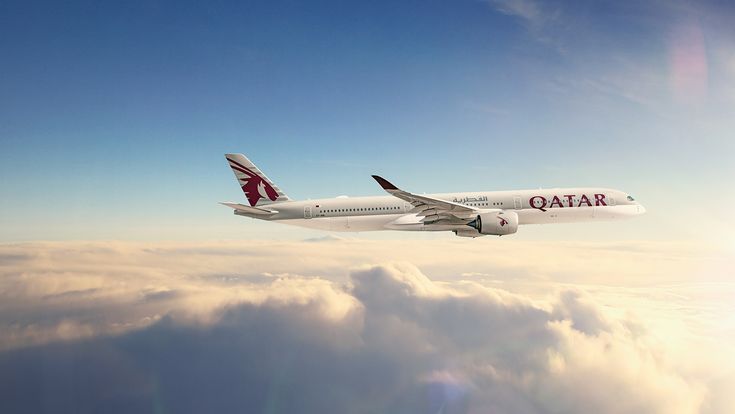 Qatar Airways Airbus A350‑1000 fliegt über den Wolken bei klarem Himmel