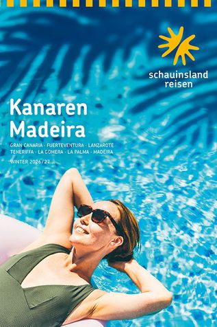 Frau in grünem Badeanzug entspannt auf Luftmatratze im Pool mit blau schimmerndem Wasser