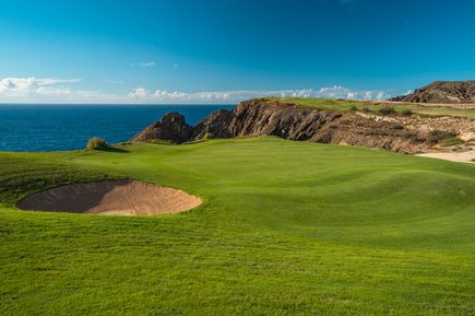 Golfplatz Porto Santo auf Madeira mit weitläufigem Grün, Sandbunker und Blick auf den Atlantik sowie die felsige Küstenlandschaft