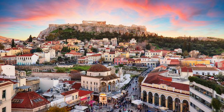 Blick auf die Akropolis von Athen mit dem Parthenon-Tempel bei Sonnenuntergang über der Stadt