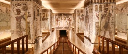 Innenansicht eines altägyptischen Grabes im Tal der Könige mit bemalten Säulen und Wänden, Treppe führt nach unten