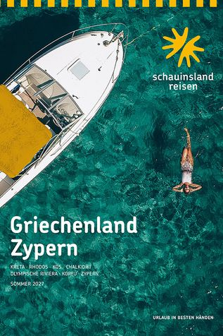 Griechenland und Zypern: Person im türkisfarbenen Meer neben einem weißen Boot – Katalog Griechenland und Zypern Sommer 2027
