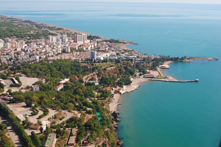 Strand von Lara und Kundu in Antalya, Türkei, mit feinem Sand, türkisblauem Meer und Sonnenschirmen