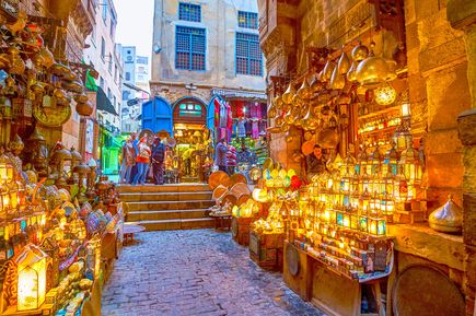 Bunter Khan-al-Khalili Markt in Kairo mit vielen Lampen, Ständen und geschäftigem Treiben
