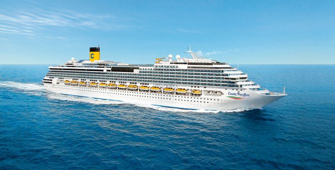 Das Kreuzfahrtschiff Costa Pacifica in Fahrt über das Meer, mit mehreren Außendecks, vielen Balkonkabinen und dem markanten Costa-Schornstein