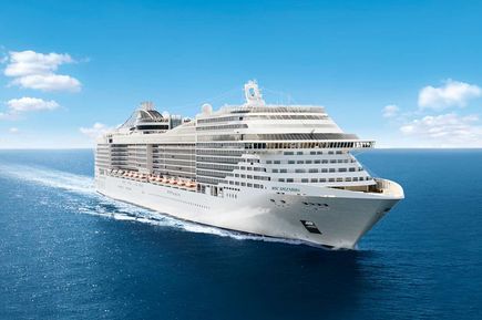 Das Kreuzfahrtschiff MSC Splendida gleitet bei klarem Himmel über das tiefblaue Meer; deutlich erkennbar sind die weißen Außenbereiche und die langgezogene Silhouette des Schiffes