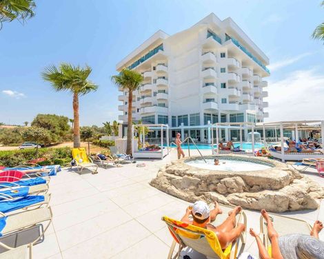 Tasia Maris Sands Hotel