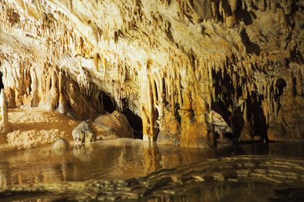 Stalaktiten und Stalagmiten in der Tropfsteinhöhle Cova de Can Marçà auf Ibiza