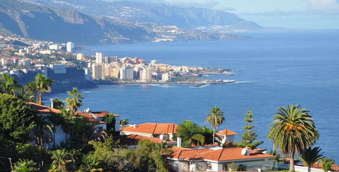 Klares türkisfarbenes Wasser an einem Strand auf Mallorca 