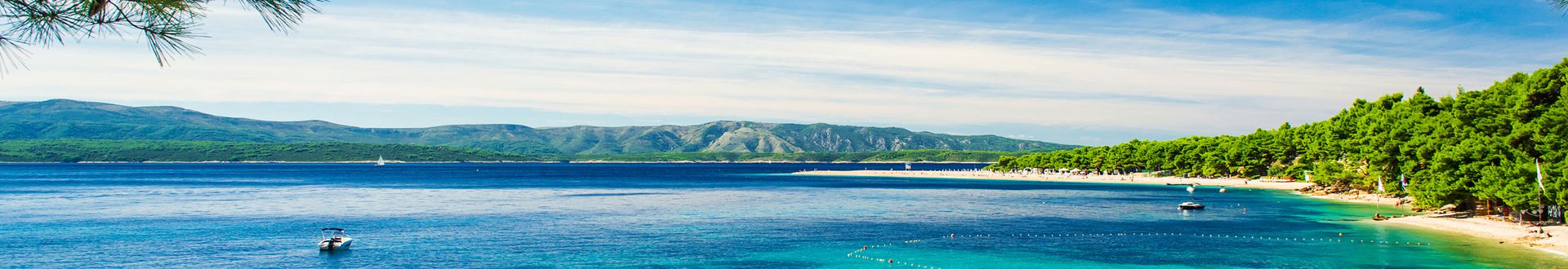 Zlatni Rat Strand auf der Insel Brač in Kroatien, mit langgezogener Landzunge, türkisblauem Meer, Pinienwald und Blick auf die Adriaküste