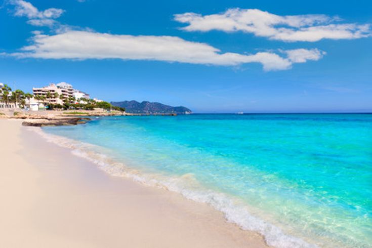 Strand von Cala Millor auf Mallorca mit feinem Sand, klarem Wasser und Blick auf die Küste mit Hotels