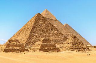 Drei große Pyramiden von Gizeh in der Wüste Ägyptens unter klarem Himmel