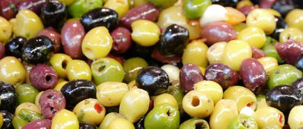 Oliven in verschiedenen Farben