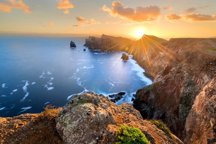Küstenlandschaft der Ponta de São Lourenço auf Madeira bei Sonnenuntergang mit steilen Klippen, Felseninseln und Blick über den Atlantik