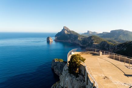 Aussichtsplattform Mirador de la Victoria auf Mallorca mit Blick auf das Meer und die steilen Klippen der Küste