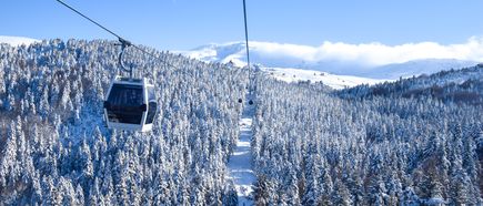 Panoramablick auf das Uludağ-Gebirge in der Türkei mit schneebedeckten Gipfeln, klarer Winterlandschaft und blauen Himmel