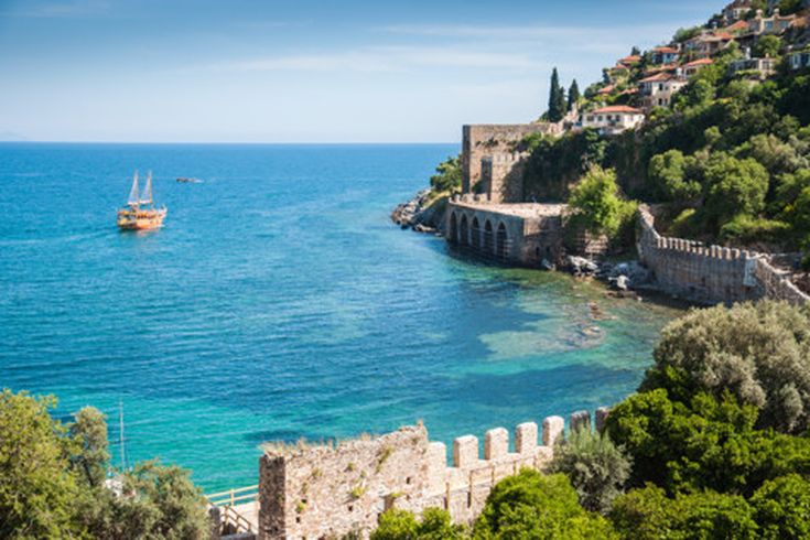 Burg Kalesi in Alanya, Türkei, auf einem Hügel mit Blick über die Küste und das blaue Meer