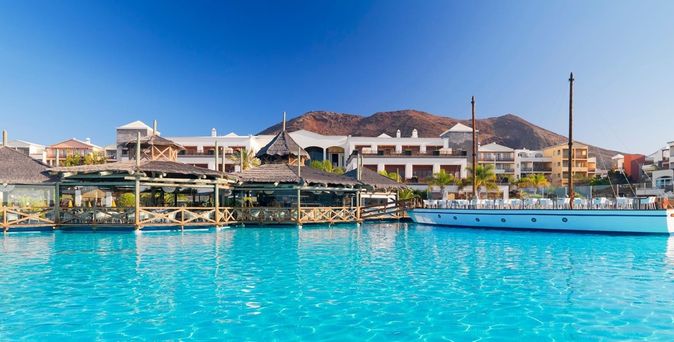 Blick auf den Poolbereich mit einem Segelboot des H10 Rubicón Horizons Collection auf Lanzarote