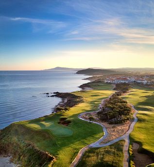 Küsten-Golfplatz am Hotel La Cigale Tabarka in Tunesien mit grünen Fairways entlang der Mittelmeerküste, geschwungene Wege, felsige Buchten und Blick auf das Meer bei Sonnenuntergang