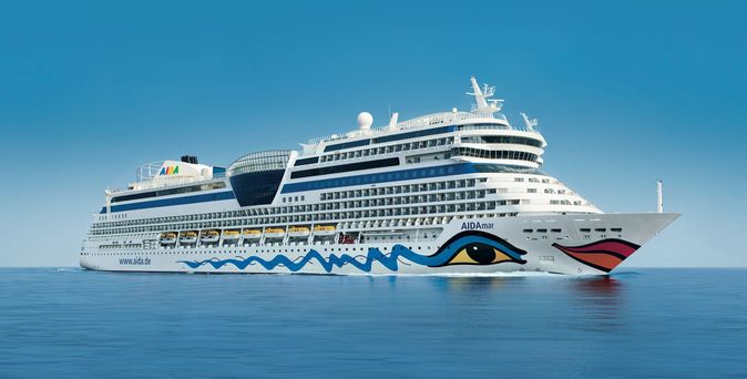Das Kreuzfahrtschiff AIDAmar fährt über das offene Meer unter klarem blauem Himmel, mit dem charakteristischen AIDA‑Bugdesign