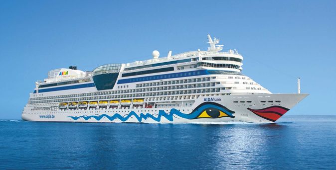 Die AIDAluna gleitet ruhig über das Meer, mit gut sichtbarem Bugdesign und mehreren Decks voller Kabinen und Rettungsboote