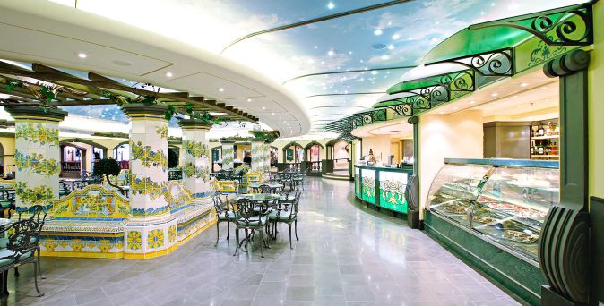 La-Piazzetta-Bar auf der MSC Splendida mit kunstvoll verzierten Säulen, mediterranem Dekor und offenem Buffetbereich