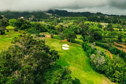 Luftaufnahme des Golfplatzes Palheiro Golf auf Madeira mit gepflegten Fairways, Sandbunkern und dichter, grüner Vegetation in hügeliger Landschaft