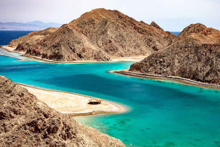 Die Bucht Fjord Bay am Golf von Akaba mit türkisfarbenem Wasser, Sandbank und felsigen Bergen