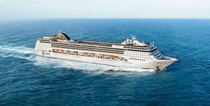 Die MSC Opera auf offener See in seitlicher Ansicht, klassisches Kreuzfahrtschiff mit mehreren Außendecks und Kabinenreihen