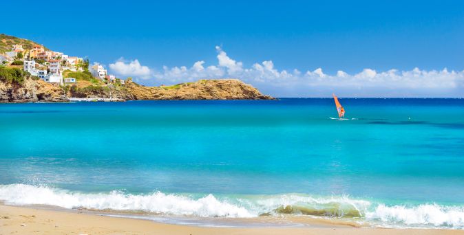 Schöner Strandabschnitt wo Sandstrand und Meer zu sehen ist vom Rethymnon Strand auf Kreta