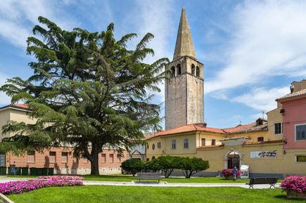 Euphrasius-Basilika in Poreč, Kroatien, mit historischem Kirchturm, mediterranen Häusern und Parkanlage im UNESCO-Weltkulturerbe Istriens