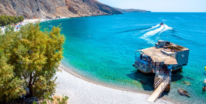 Strandabschnitt Glyka Nera auf Kreta mit Bergen im Hintergrund
