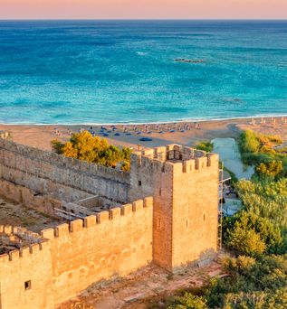 Am Strand von Frangokastello auf Kreta mit Festung im Vordergrund