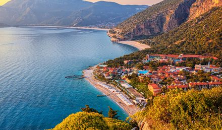 Panoramablick auf Ölüdeniz in der Türkei mit türkisblauer Bucht, langem Küstenstrand, Hotels und den Bergen der lykischen Küste im Hintergrund