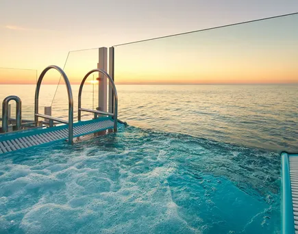 Jacuzzi auf dem Deck des Costa-Kreuzfahrtschiffes