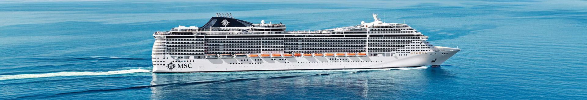 Luftaufnahme der MSC Splendida, einem großen Kreuzfahrtschiff von MSC Cruises, das bei sonnigem Wetter ruhig über das tiefblaue Meer fährt