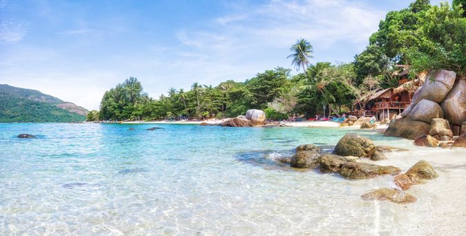 Klares türkisfarbenes Wasser an einem Strand auf Mallorca 