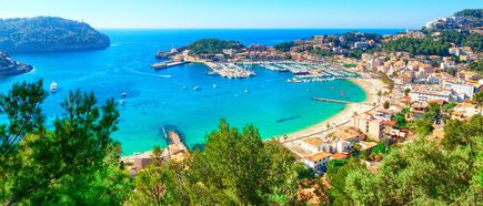 Panoramablick auf Port de Sóller auf Mallorca mit Yachthafen, Strand und umliegenden Bergen