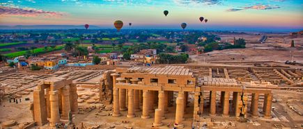 Heißluftballons über den antiken Säulen des Luxor-Tempels in Ägypten bei Sonnenaufgang