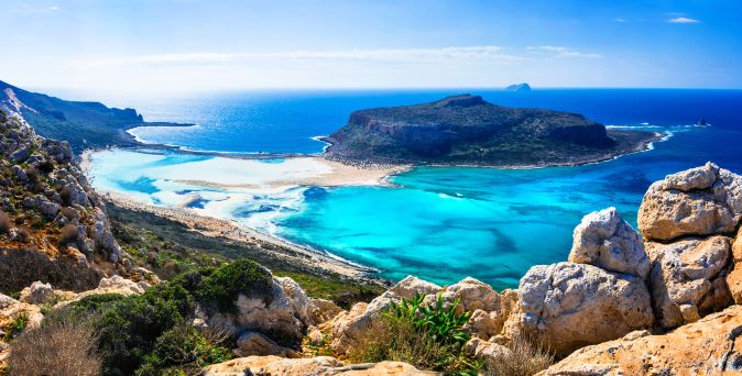 Panoramablick auf die Balos-Bucht auf Kreta mit türkisblauem Meer, heller Sandlagune, felsiger Küstenlandschaft und der vorgelagerten Insel Gramvousa