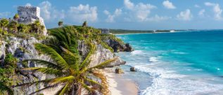 Maya-Ruinen von Tulum in Mexiko auf einer Felsenküste über dem türkisfarbenen Karibischen Meer