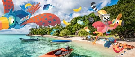 Cartoon-Katta und Freunde erleben Abenteuer an einem tropischen Strand mit Booten, Palmen und klarem Meerwasser
