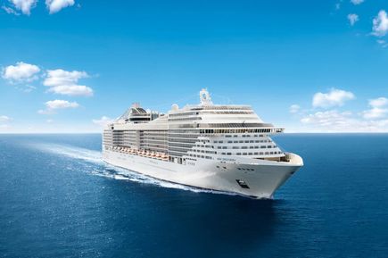 Das weiße Kreuzfahrtschiff MSC Opera fährt auf offenem Meer bei sonnigem Wetter, mit klar erkennbaren Decks und weitläufigem Blick auf den Horizont