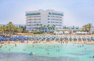Tasia Maris Sands Hotel